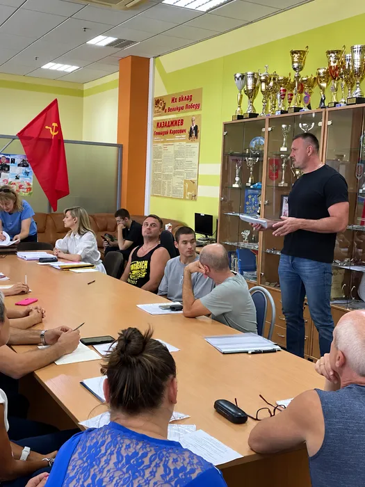 Заседание клуба у стола с призами