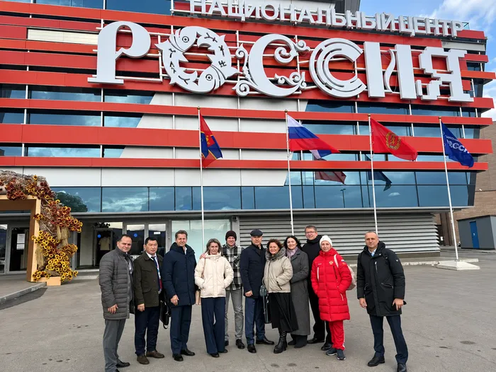 Групповое фото у Национального центра «Россия»